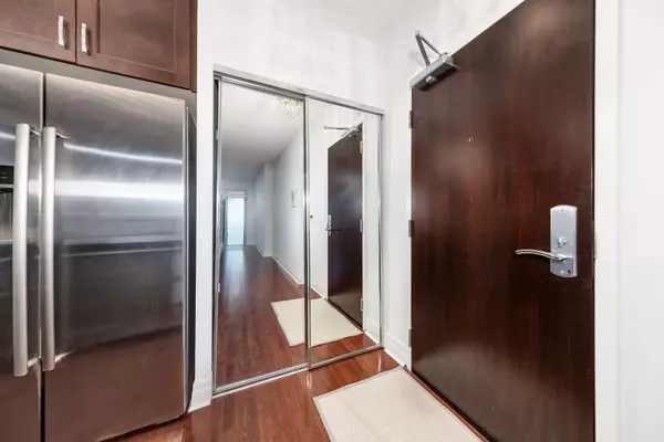 35 Balmuto ST #1410, Toronto C01, ON M4Y 0A3