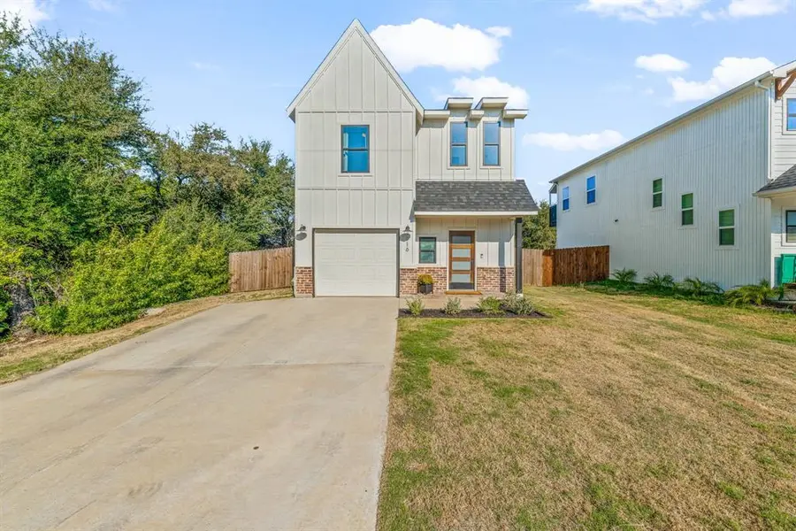 916 Devils River Drive, Granbury, TX 76048