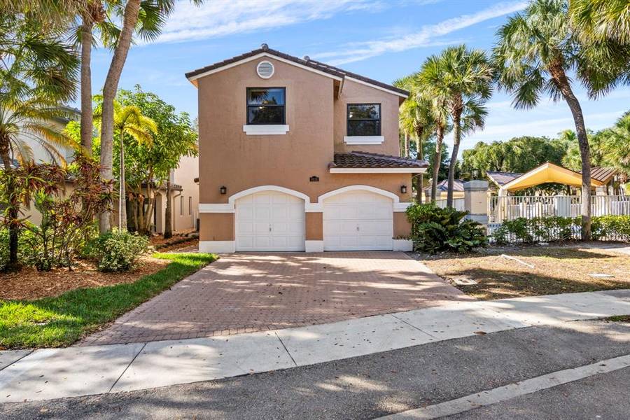 9838 Fairway Cove Ln, Plantation, FL 33324
