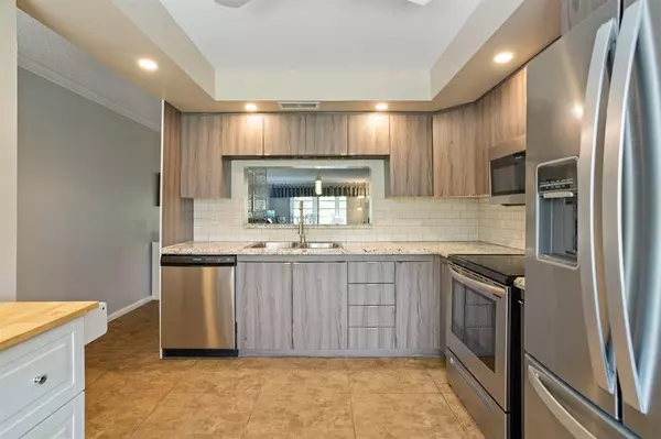 Coconut Creek, FL 33066,2301 Lucaya Ln #04