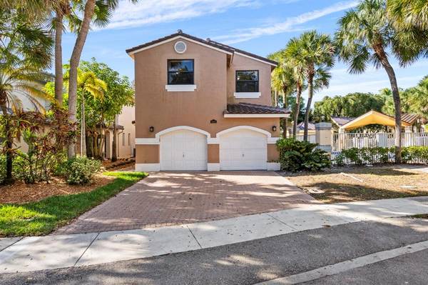 9838 Fairway Cove Ln, Plantation, FL 33324