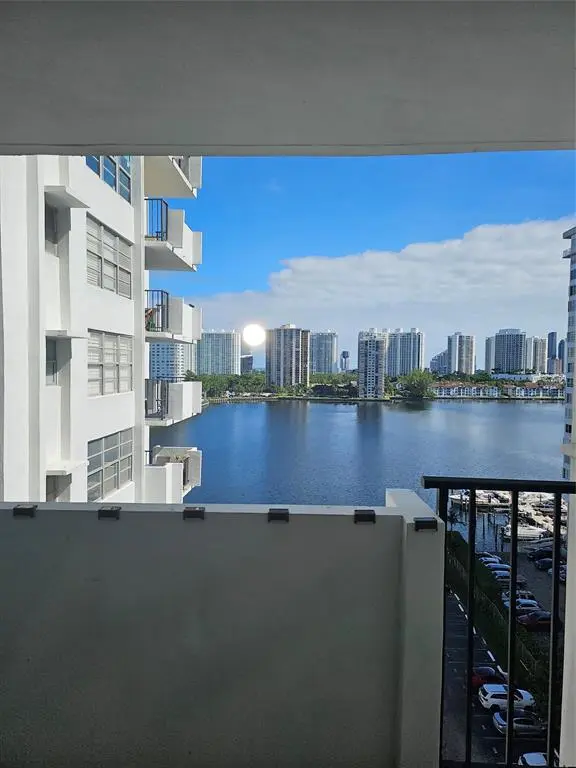 Aventura, FL 33160,2750 NE 183rd St #1101