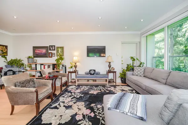 Toronto C15, ON M2K 2Z7,1 Watergarden WAY #201