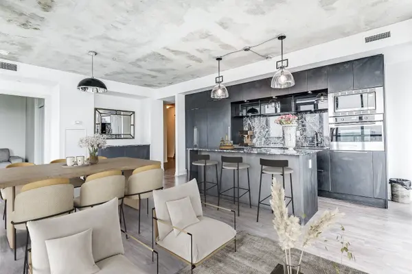 Toronto C01, ON M5V 2G3,88 Blue Jays WAY #4005