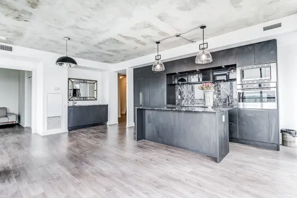 Toronto C01, ON M5V 2G3,88 Blue Jays WAY #4005