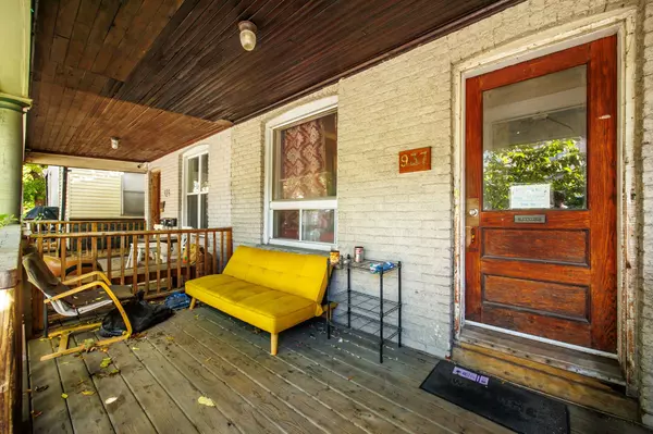 Toronto C02, ON M5R 3G4,937 Bathurst ST