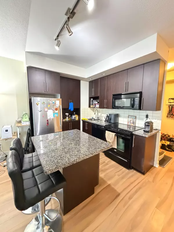 Toronto C08, ON M4Y 0A4,28 Linden ST #907