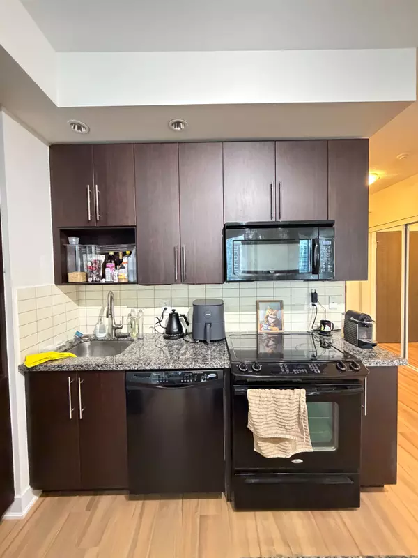 Toronto C08, ON M4Y 0A4,28 Linden ST #907