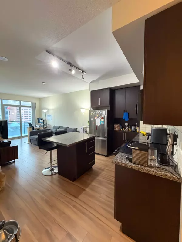 Toronto C08, ON M4Y 0A4,28 Linden ST #907