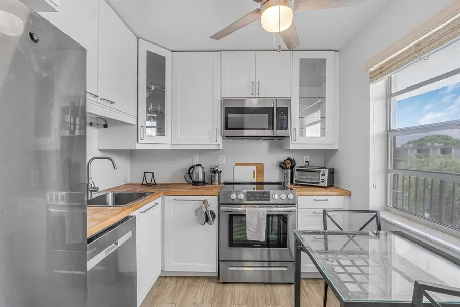 3000 NW 48th Ter #423, Lauderdale Lakes, FL 33313