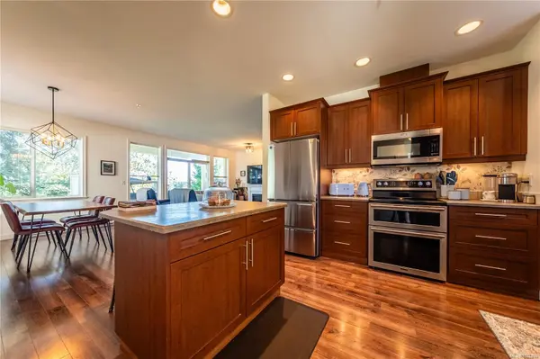 Nanaimo, BC V9R 0A4,834 Varsity Way #100