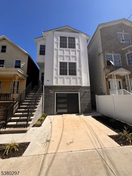 Jersey City, NJ 07305,90 Seaview Avenue #1