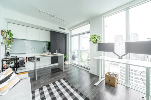 Toronto C03, ON M4R 0A4,33 Helendale AVE #1806