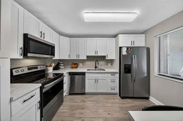 Weston, FL 33326,412 Lakeview Dr #202