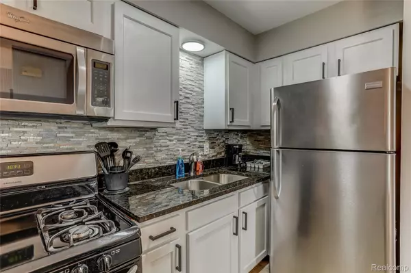 Royal Oak, MI 48067,330 Oakland AVE #202