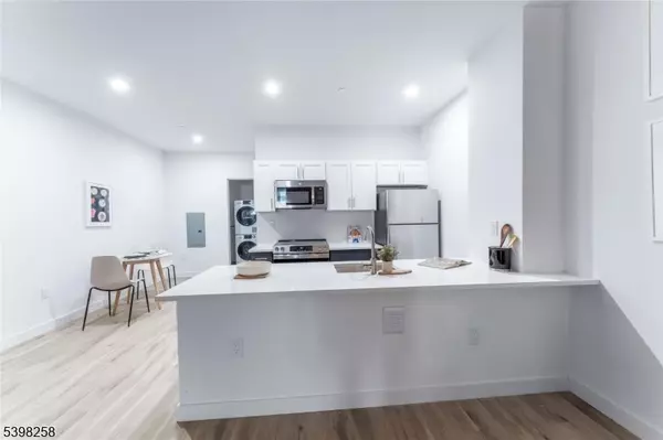 Newark City, NJ 07102,10 Commerce Ct #2E