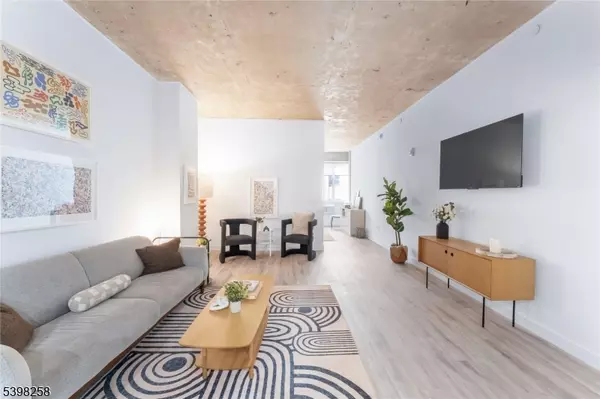 Newark City, NJ 07102,10 Commerce Ct #2E