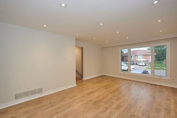 36 Ladner DR, Toronto C15, ON M2J 3Z7