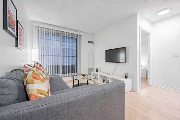 Toronto C01, ON M5V 3P6,250 Wellington ST W #228