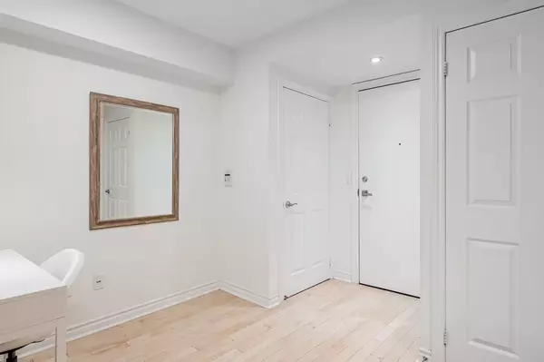 Toronto C01, ON M5V 3P6,250 Wellington ST W #228