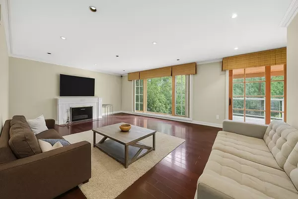 Toronto C12, ON M2L 1N3,11 Tudor Gate