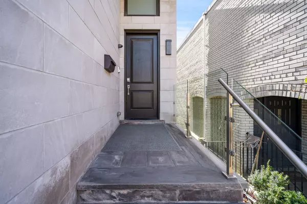 Toronto C04, ON M5M 1E3,209B Glengarry AVE