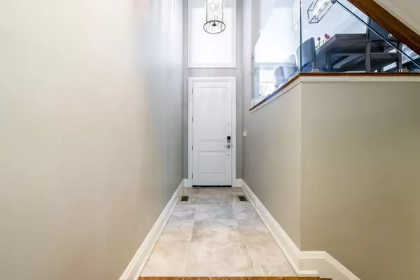 Toronto C04, ON M5M 1E3,209B Glengarry AVE