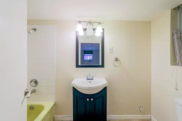 Toronto E06, ON M1N 1W1,18 Northview AVE #Lower