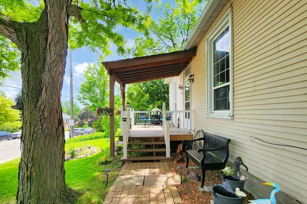 Bradford West Gwillimbury, ON L3Z 1R6,178 Barrie ST