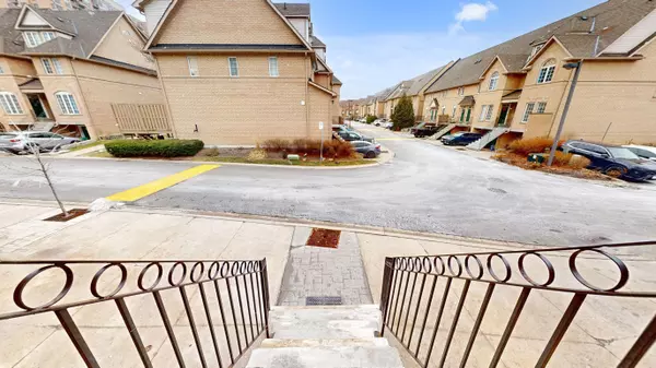 Mississauga, ON L5R 3V9,80 Strathaven DR #12