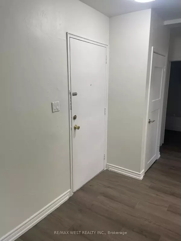 Oakville, ON L6L 1C5,2365 Marine DR #102