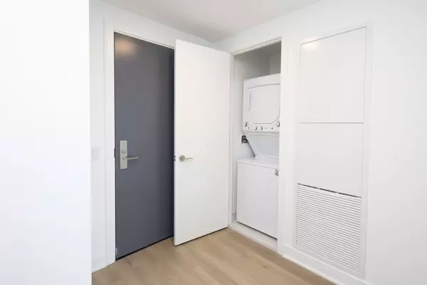 Mississauga, ON L5A 1W4,86 Dundas ST E #1505