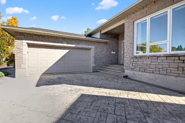 Barrhaven, ON K2J 3N5,7 Eagle Chase CT