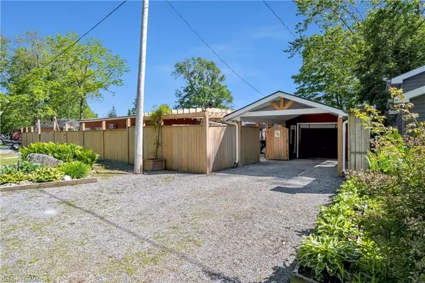 Haldimand, ON N0A 1P0,8 HOOVER POINT LN