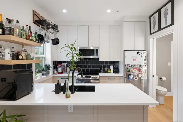 Esquimalt, BC V9A 4P4,937 Colville Rd #6