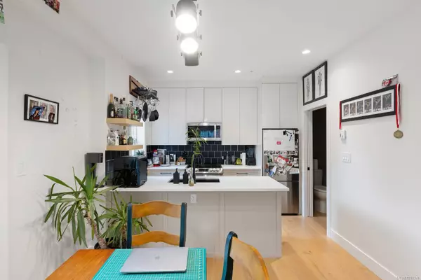 Esquimalt, BC V9A 4P4,937 Colville Rd #6