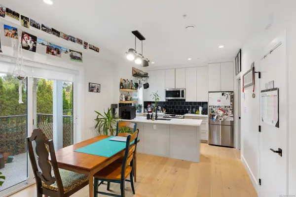 Esquimalt, BC V9A 4P4,937 Colville Rd #6