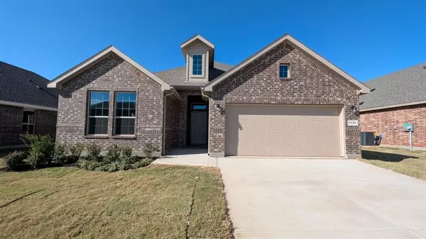 1320 BRISTOL Way, Granbury, TX 76048