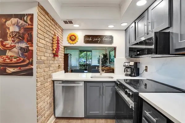 Oakland Park, FL 33309,103 Royal Park Dr #1E