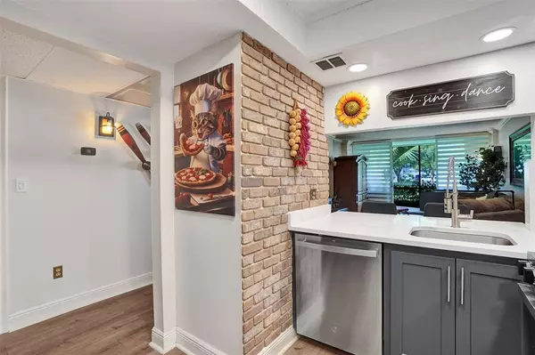 Oakland Park, FL 33309,103 Royal Park Dr #1E