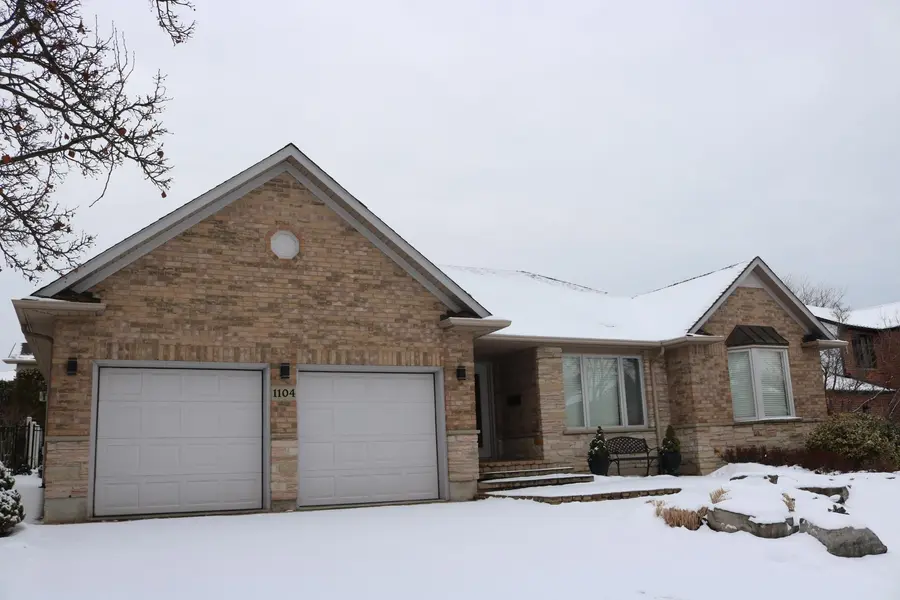 1104 Crofton WAY, Burlington, ON L7P 4W8