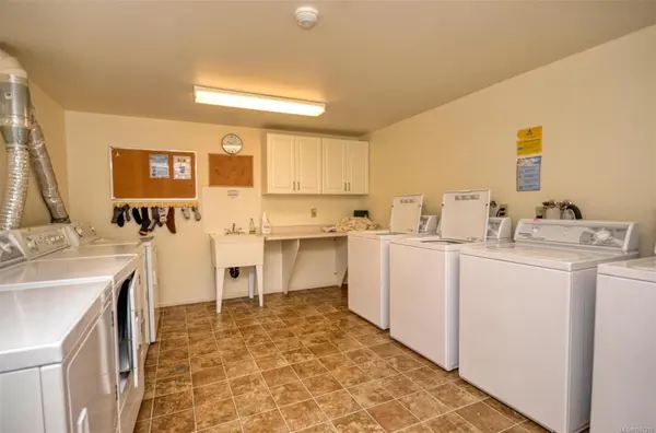 Victoria, BC V8X 1P3,3225 Alder St #308