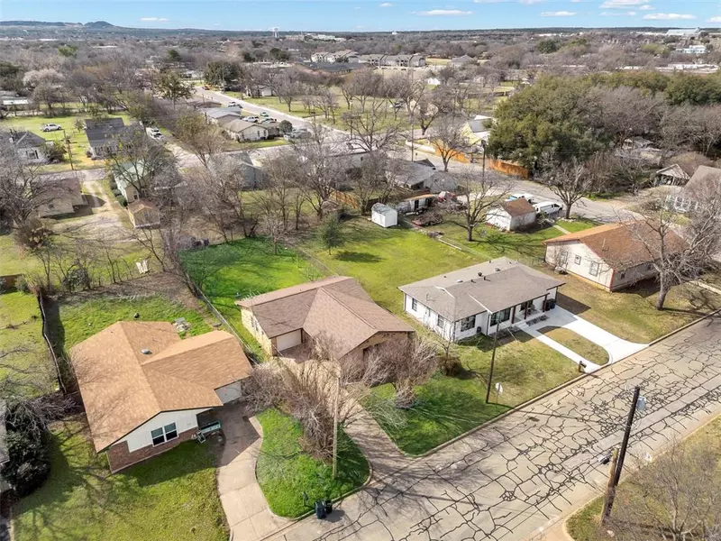 907 W Bridge, Granbury, TX 76048