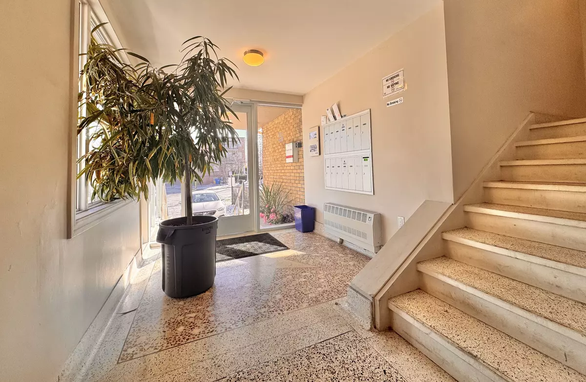 Mississauga, ON L6A 1P3,5 PAISLEY BLVD E #204