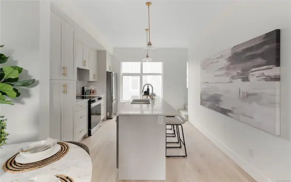 Victoria, BC V8R 4L5,2536 Shelbourne St #15