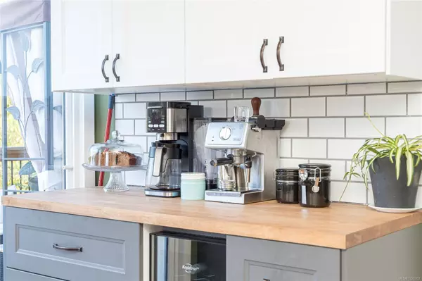 Nanaimo, BC V9T 3Y9,2462 Jeans Way