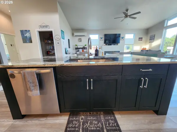 617 WINDCREST DR, Bandon, OR 97411