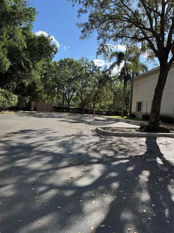 Weston, FL 33326,1950 N Commerce Pkwy #6