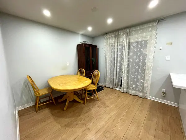 Toronto C15, ON M2H 2P4,184 Hollyberry TRL