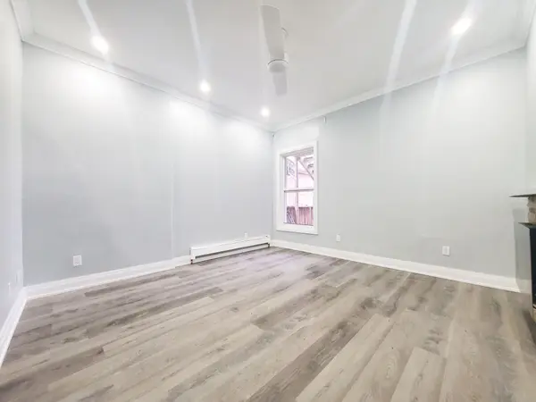 Hamilton, ON L8L 5E3,77 Victoria AVE #3